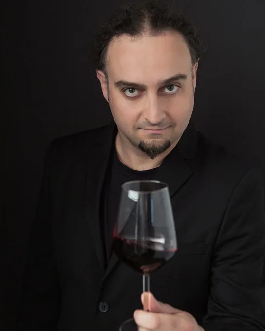 Paolo D’Urso con un calice di vino